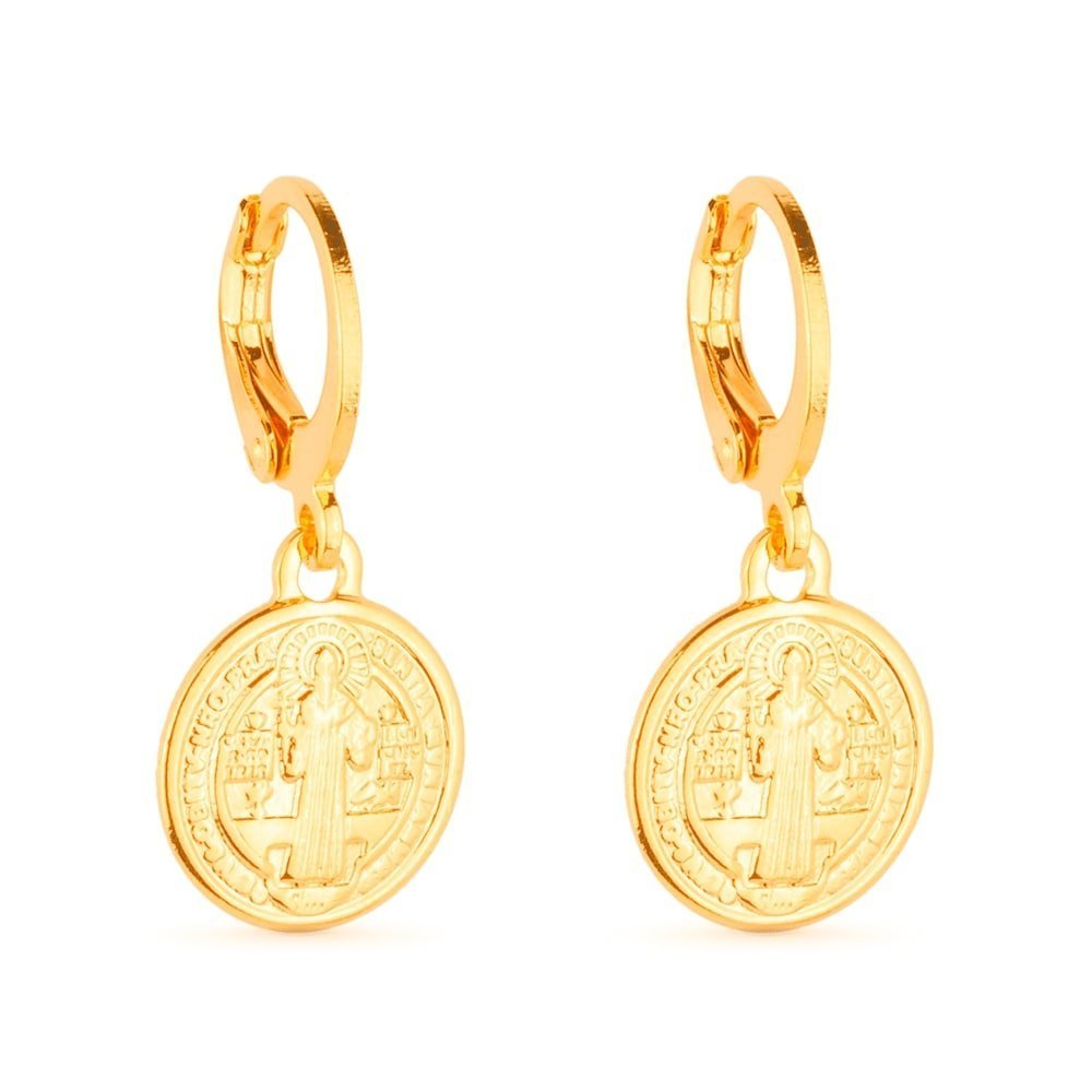 Brinco Lilith Allure Dourado de Argolinha Com Medalha Religiosa / Lilith Allure Gold Huggie Earrings with Religious Medal