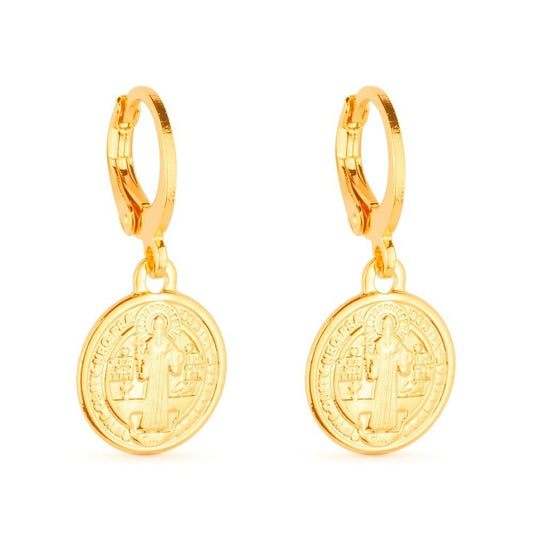 Brinco Lilith Allure Dourado de Argolinha Com Medalha Religiosa / Lilith Allure Gold Huggie Earrings with Religious Medal