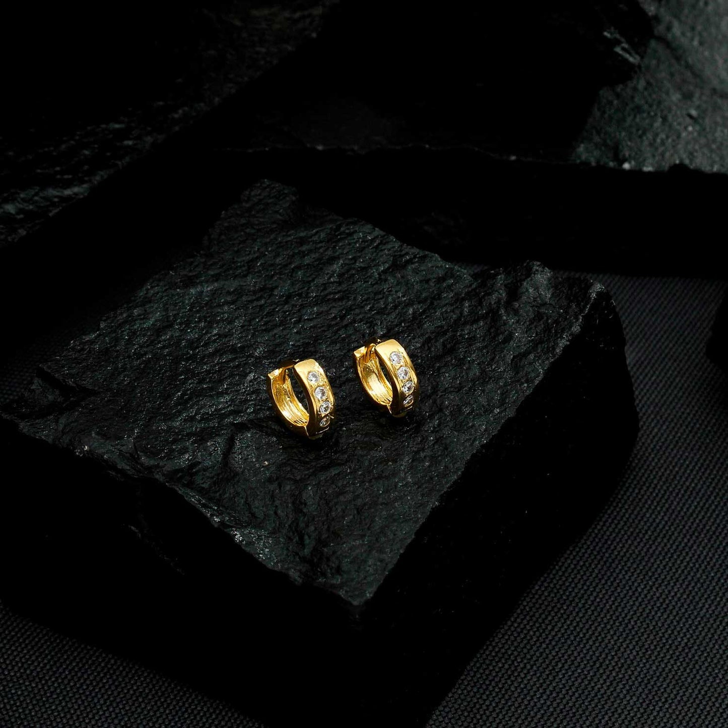 Brinco Lilith Allure Dourado de Argolinha com Pedras de Zircônia / Lilith Allure Gold Huggie Earrings with Zirconia Stones