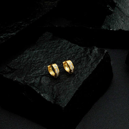 Brinco Lilith Allure Dourado de Argolinha com Pedras de Zircônia / Lilith Allure Gold Huggie Earrings with Zirconia Stones
