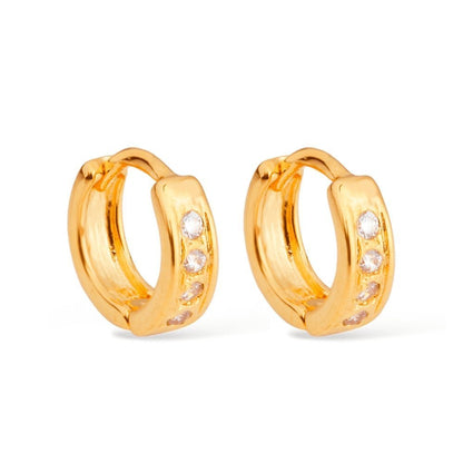 Brinco Lilith Allure Dourado de Argolinha com Pedras de Zircônia / Lilith Allure Gold Huggie Earrings with Zirconia Stones