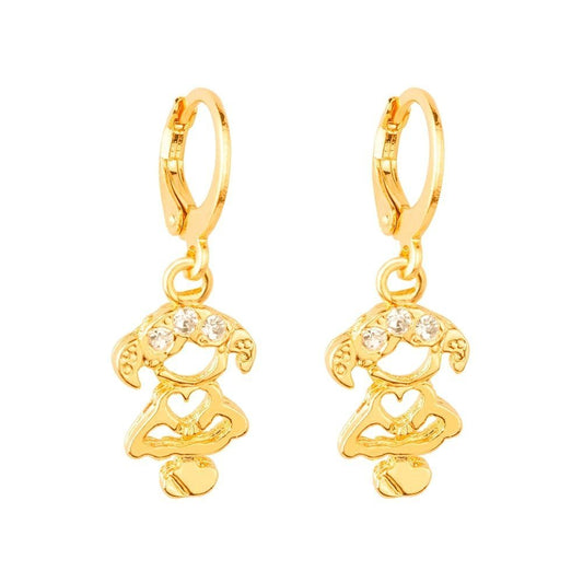 Brinco Lilith Allure Dourado de Argolinha Filha Menina Pedras Zircônia / Lilith Allure Gold Huggie Earrings with Girl Charm and Zirconia Stones