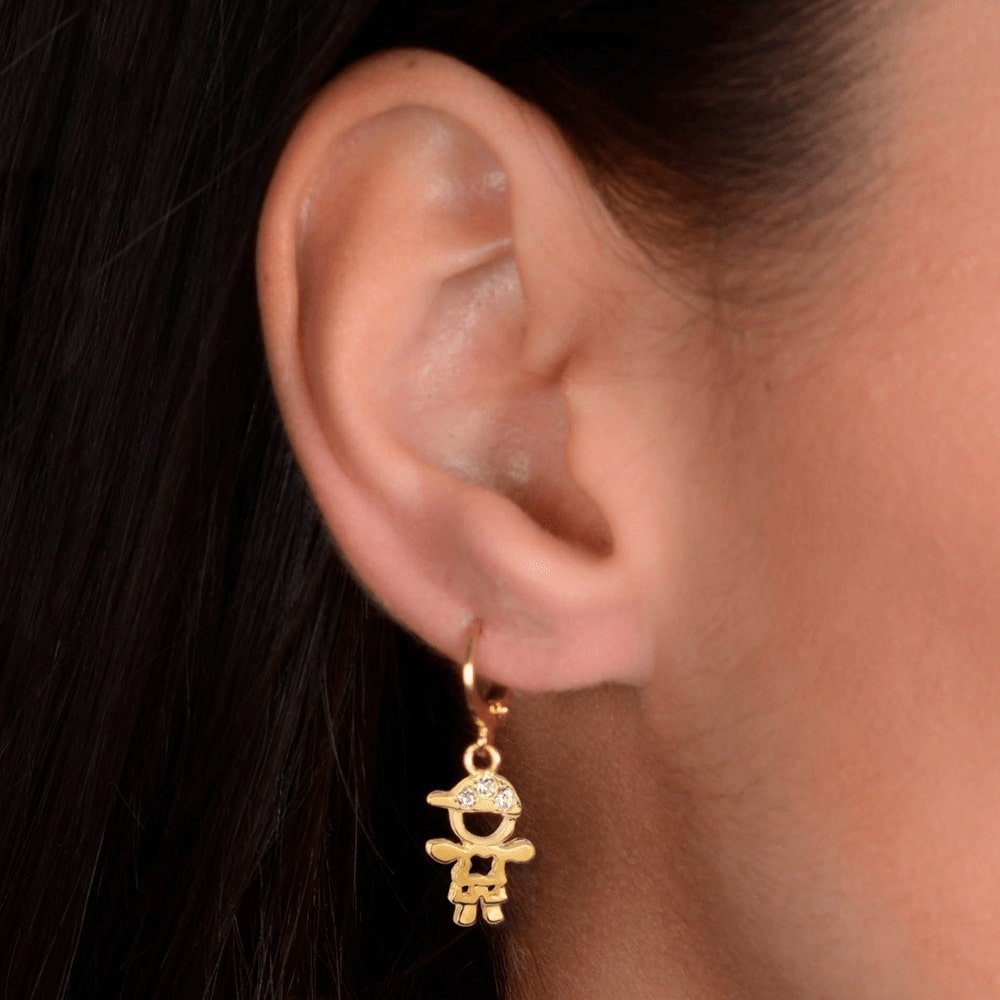 Brinco Lilith Allure Dourado de Argolinha Filho Menino Pedras Zircônia / Lilith Allure Gold Huggie Earrings with little Boy and Zirconia Stones