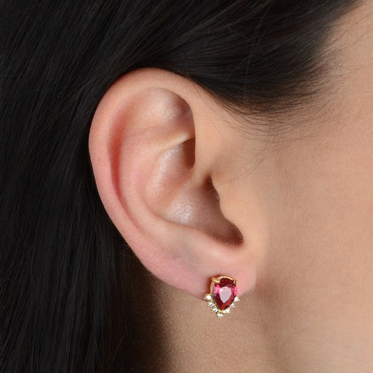 Brinco Lilith Allure Dourado de Pedra Natural Vermelha em formato de Coração com Zircônia / Lilith Allure Gold Earrings with Red Heart-Shaped Natural Stone and Zirconia