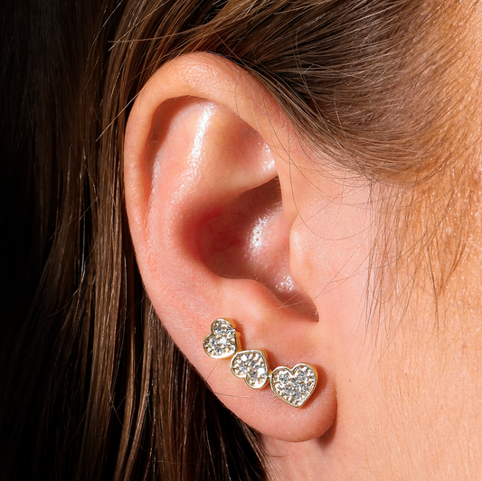 Brinco Lilith Allure Dourado Ear Cuff de Coração com Zircônia / Lilith Allure Gold Heart-Shaped Ear Cuff Earring with Zirconia