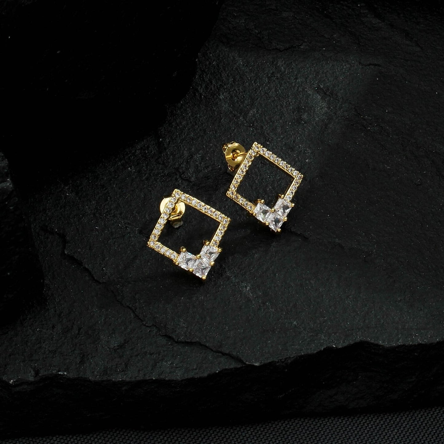 Brinco Lilith Allure Dourado Quadrado com 30 Pedras de Zircônia / Lilith Allure Gold Square Earrings with 30 Zirconia Stones