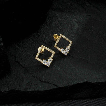 Brinco Lilith Allure Dourado Quadrado com 30 Pedras de Zircônia / Lilith Allure Gold Square Earrings with 30 Zirconia Stones