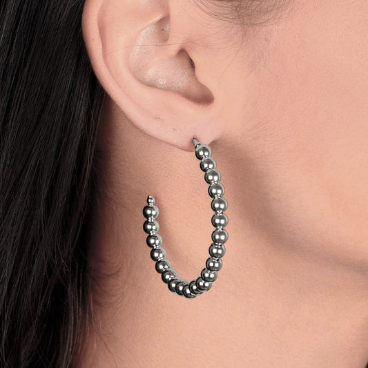 Brinco Lilith Allure Prateado de Argola Cravejado de Bolas / Lilith Allure Silver-Toned Hoop Earring with Pave Ball Detailing
