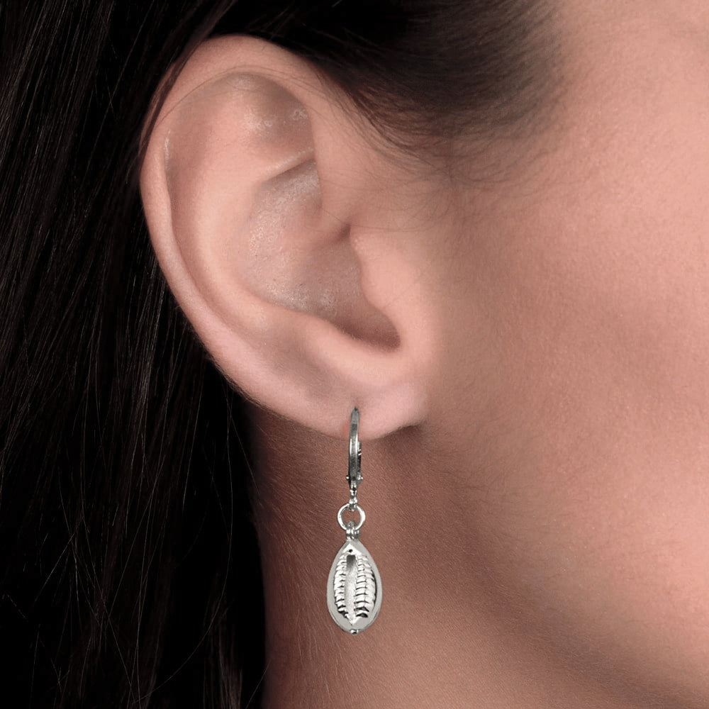 Brinco Lilith Allure Prateado de Argolinha Com Búzios / Lilith Allure Silver Small Hoop Earring with Cowrie Shells