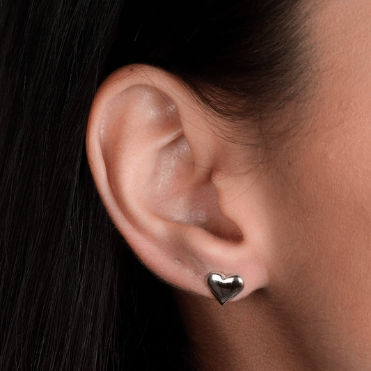 Brinco Lilith Allure Prateado de Coração Médio / Lilith Allure Silver Medium Heart Earrings