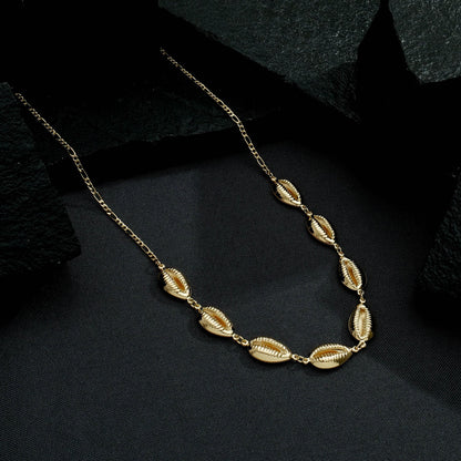 Colar Lilith Allure Dourado Búzios / Lilith Allure Gold-Plated Necklace featuring Cowrie Shell Charms