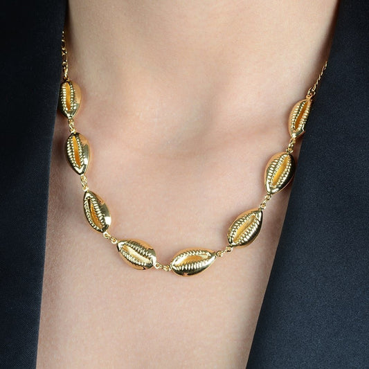 Colar Lilith Allure Dourado Búzios / Lilith Allure Gold-Plated Necklace featuring Cowrie Shell Charms