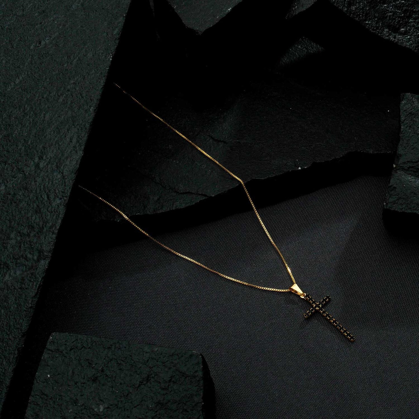 Colar Lilith Allure Dourado de Cruz Cravejado de Pedra Natural Negra / Lilith Allure Gold-Plated Necklace featuring a Cross Pendant Encrusted with Black Natural Stones
