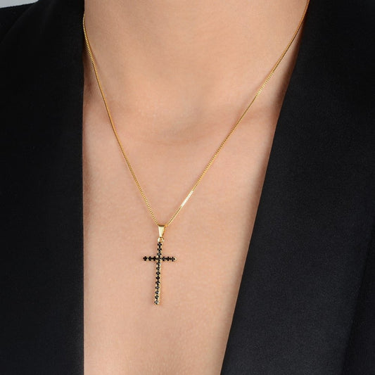 Colar Lilith Allure Dourado de Cruz Cravejado de Pedra Natural Negra / Lilith Allure Gold-Plated Necklace featuring a Cross Pendant Encrusted with Black Natural Stones