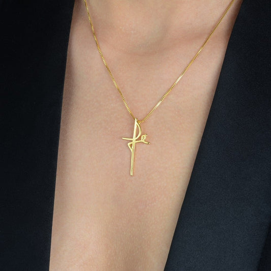 Colar Lilith Allure Dourado de Cruz Fé /Lilith Allure Gold-Plated Necklace featuring a Faith Cross Pendant