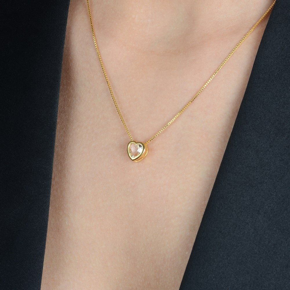 Colar Dourado de Pedra Natural em formato de Coração / Gold-Plated Necklace Featuring a Heart-Shaped Natural Stone Pendan