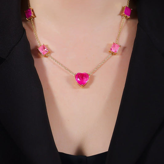 Colar Dourado de Pedras Coração e Retângulos Rosas / Lilith Allure Gold Necklace with Pink Heart and Rectangle Stones