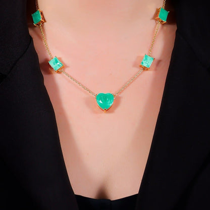 Colar Lilith Allure Dourado de Pedras Coração e Retângulos Verdes / Lilith Allure Gold Necklace with Green Heart and Rectangle Stones