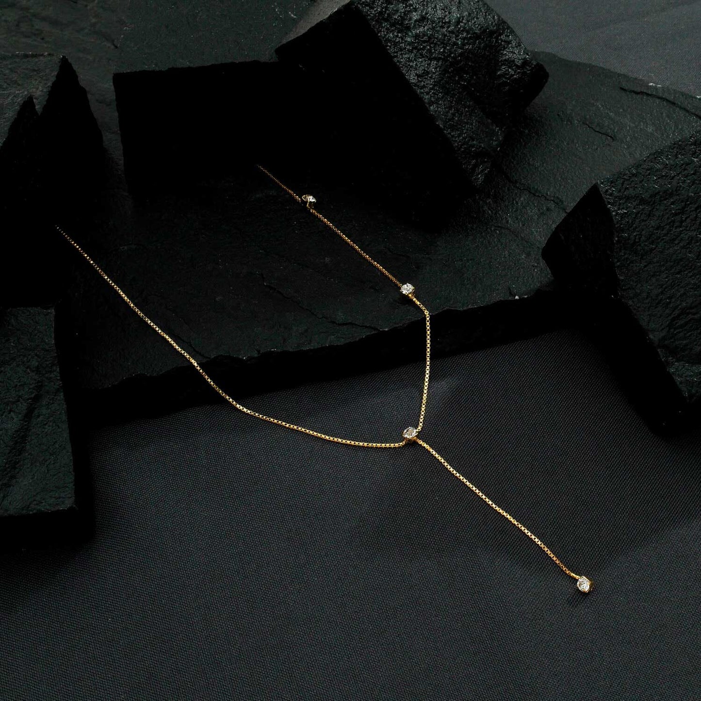 Colar Lilith Allure Dourado Gravatinha com Pontos de Luz em Zircônia / Lilith Allure Gold Lariat Necklace with Zirconia Light Points