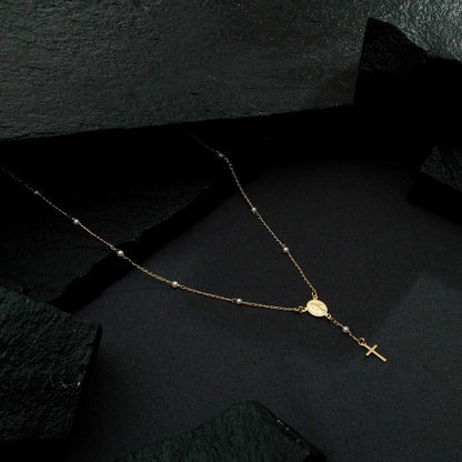 Colar Lilith Allure Dourado Religioso Terço Cruz e Pérolas / Lilith Allure Gold-Plated Religious Necklace featuring Rosary Beads, Cross Pendant, and Pearls