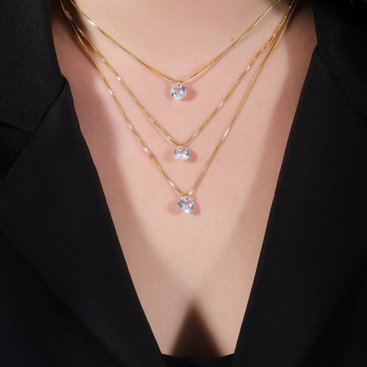 Colar Lilith Allure Dourado Triplo 3 Pontos de Luz em Zircônia / Lilith Allure Gold Triple Necklace with 3 Zirconia Light Points