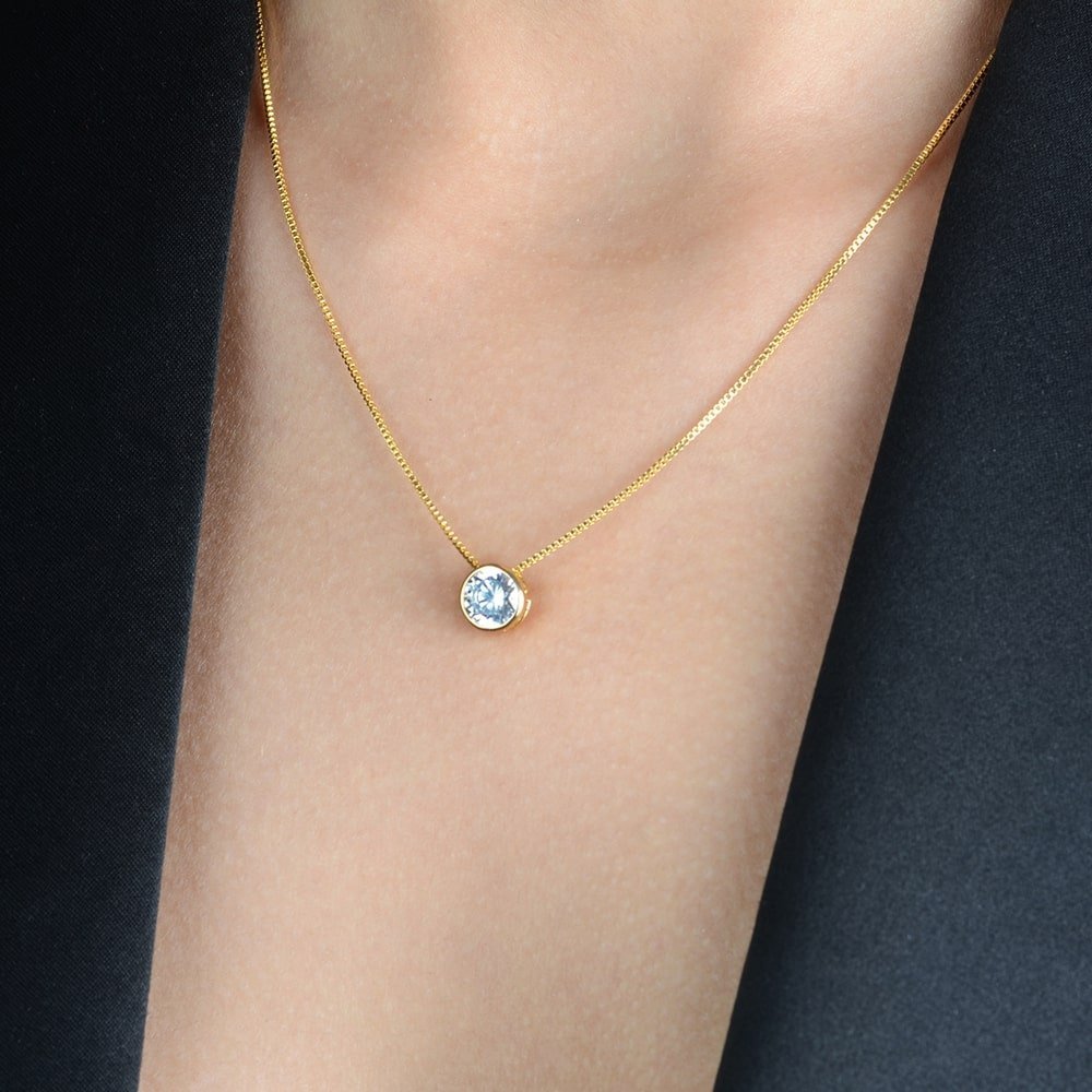 Colar Lilith Allure Dourado Zircônia Ponto de Luz / Lilith Allure Gold-Plated Necklace featuring a Zirconia Light Point Pendant