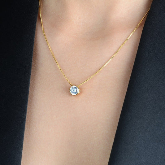 Colar Lilith Allure Dourado Zircônia Ponto de Luz / Lilith Allure Gold-Plated Necklace featuring a Zirconia Light Point Pendant