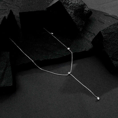Colar Lilith Allure Prateado Gravatinha com Pontos de Luz / Lilith Allure Silver Lariat Necklace with Light Points