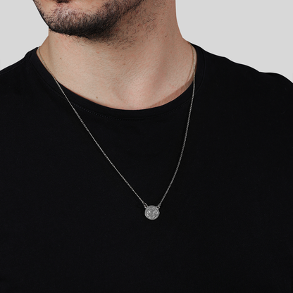 Escapulário Lilith Allure Prateado Masculino Redondo São Jorge / Lilith Allure Silver Men’s Round Saint George Scapular