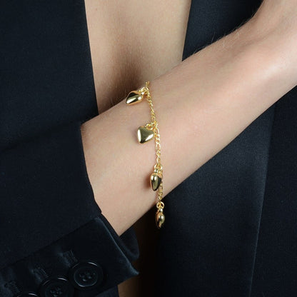 Pulseira Lilith Allure Dourada com Pingentes de Coração / Lilith Allure Golden Bracelet with Heart Charms