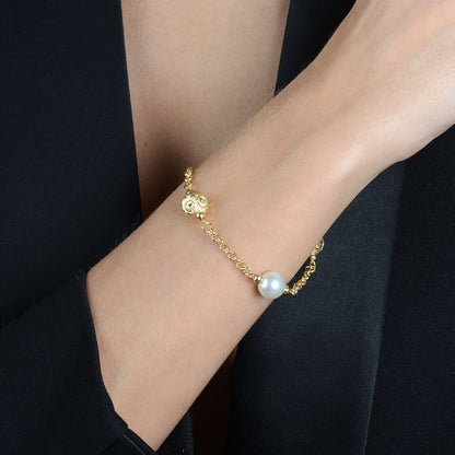 Pulseira Lilith Allure Dourada Elo Português com Pérolas e Esferas Vazadas / **Gold Lilith Allure Bracelet Portuguese Link with Pearls and Hollow Beads**