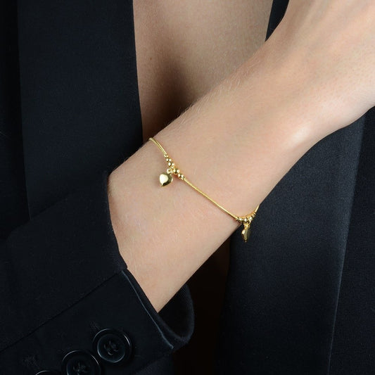 Pulseira Lilith Allure Dourada Lisa com 3 Pingentes de Coração / Lilith Allure Gold Smooth Bracelet with 3 Heart Pendants