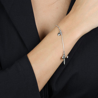 Pulseira Lilith Allure Prateada Lisa com 3 Pingentes de Coração / Lilith Allure Plain Silver Bracelet with 3 Heart Charms