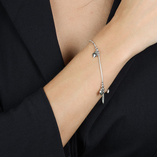 Pulseira Lilith Allure Prateada Lisa com 3 Pingentes de Coração / Lilith Allure Plain Silver Bracelet with 3 Heart Charms