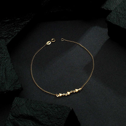 Tornozeleira Lilith Allure Dourada 3 Corações Lisa / Lilith Allure Gold-Plated Anklet featuring Three Polished Heart Charms