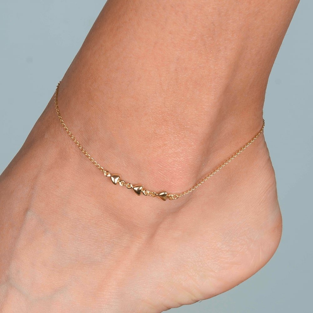 Tornozeleira Lilith Allure Dourada 3 Corações Lisa / Lilith Allure Gold-Plated Anklet featuring Three Polished Heart Charms