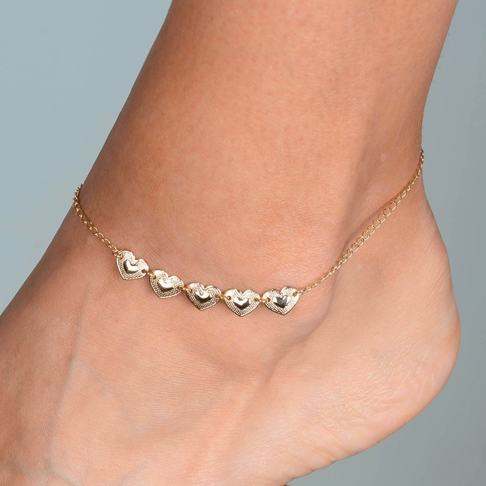 Tornozeleira Lilith Allure Dourada 5 Corações / Lilith Allure Gold-Plated Anklet featuring Five Heart Charms