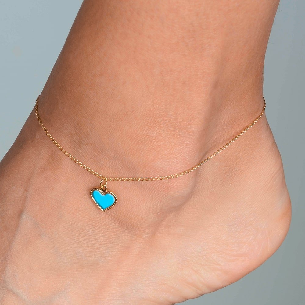 Tornozeleira Lilith Allure Dourada De Coração Azul / Lilith Allure Gold-Plated Anklet featuring a Blue Heart Charm