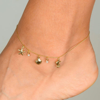Tornozeleira Lilith Allure Dourada Fundo do Mar e Pérolas / Lilith Allure Gold-Plated Anklet featuring Ocean-Themed Charms and Pearls